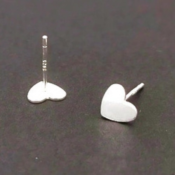❤︎Cute 925 Sterling Silver Small Sized 7mm Heart Shaped Stud Earrings❤︎ - Picture 2 of 6